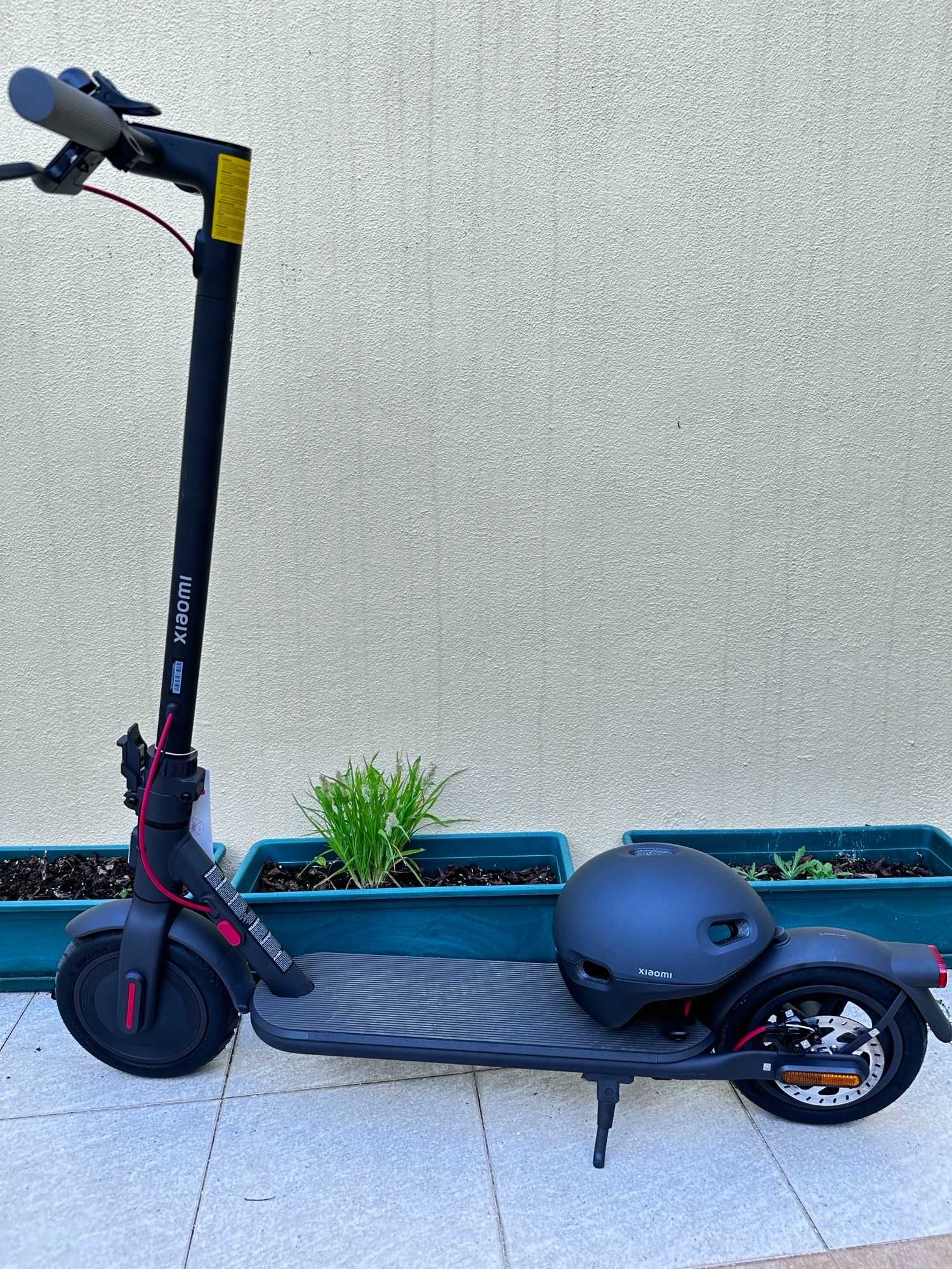 XIAOMI Electric Scooter 4 Black + Capacete