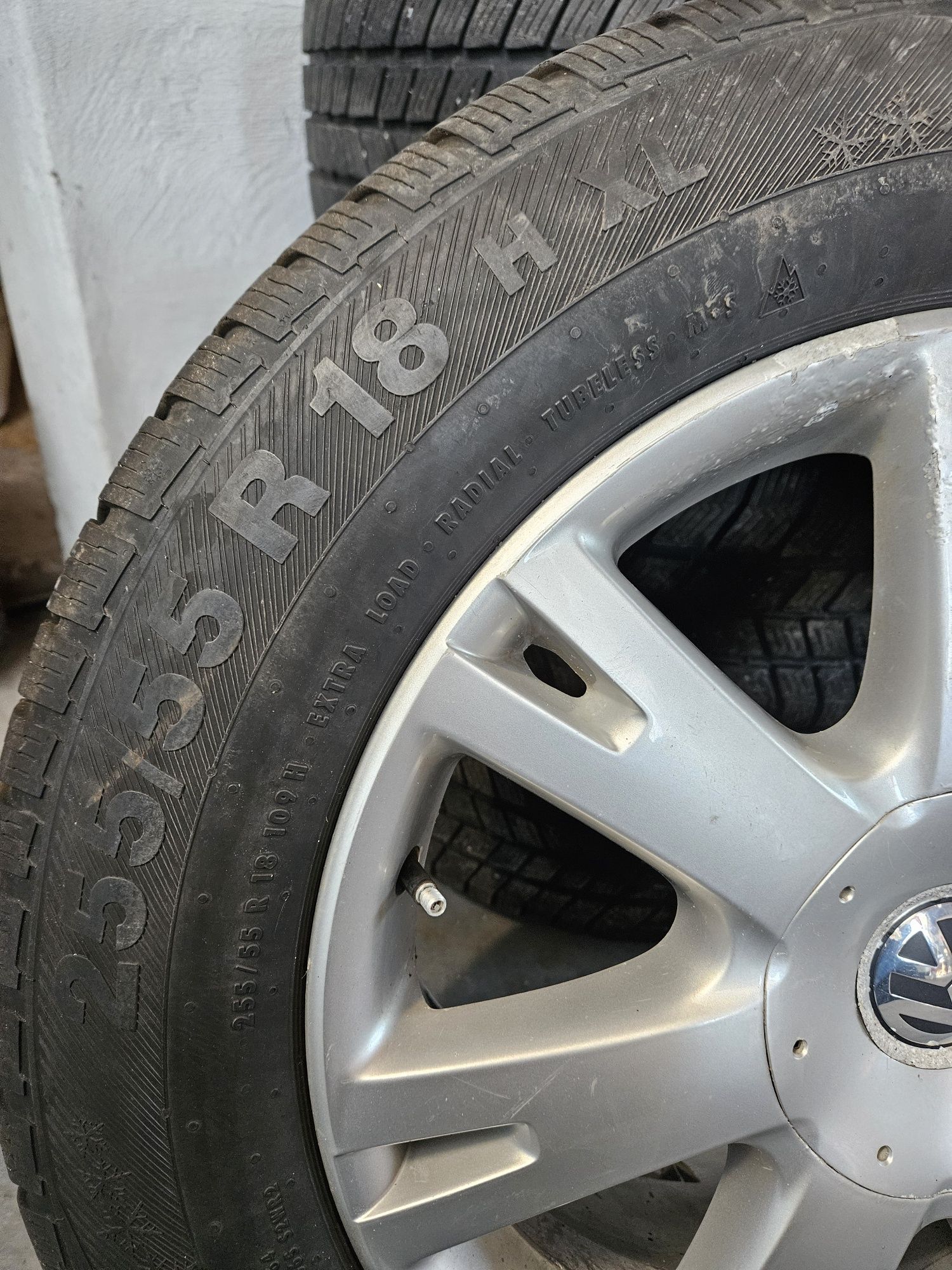Komplet opon zimowych z felgami 255/55 R18