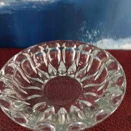 Cinzeiro trabalhado em vidro grosso. Diâmetro 19cm