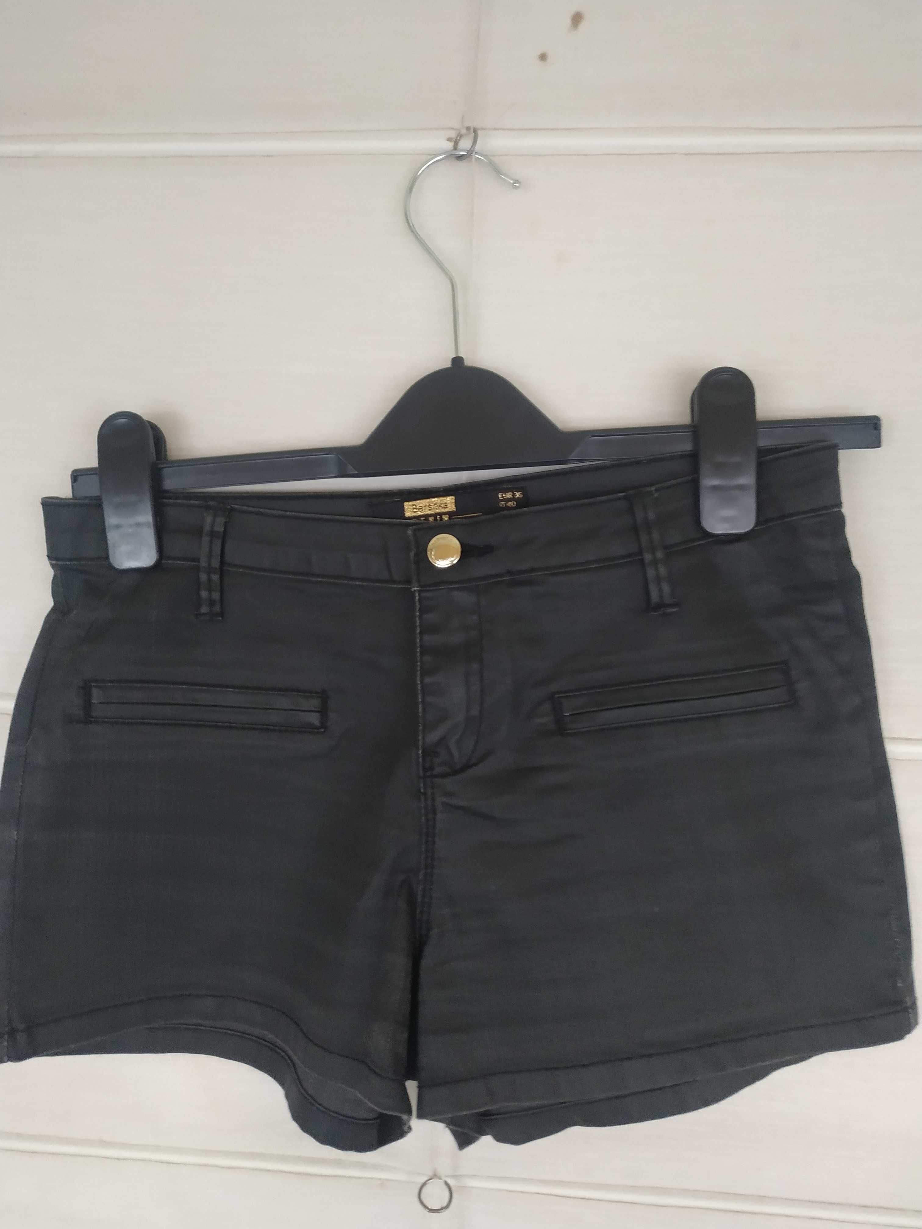 Calção preto, imitação napa, tamanho 36 - Bershka