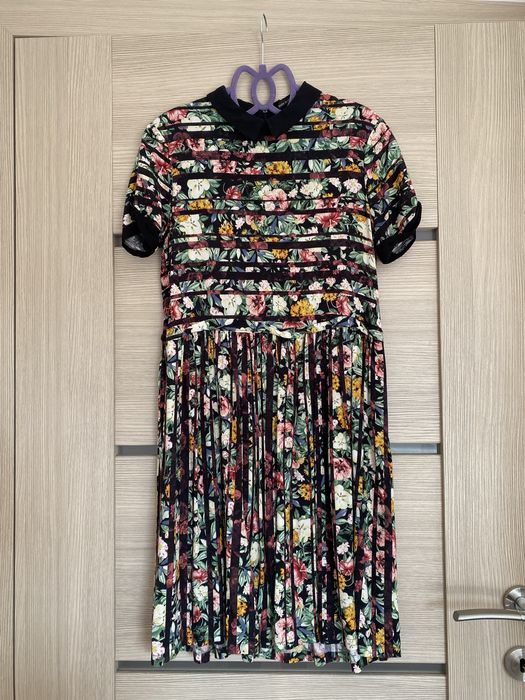 Letnia plisowana sukienka z krótkim rękawem