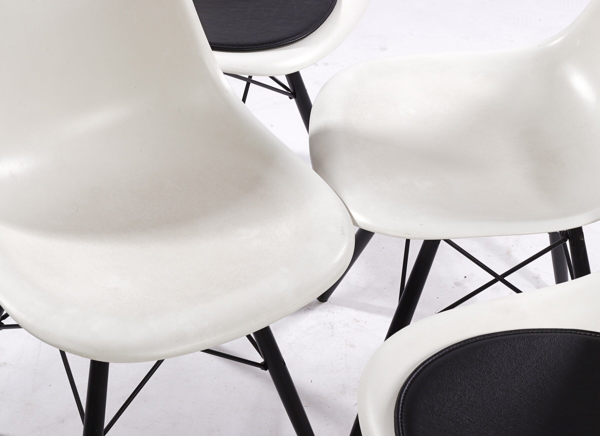 Krzesła Charles Eames Plastic Side Chair 'DSW'  Vitra - zestaw 4 szt.