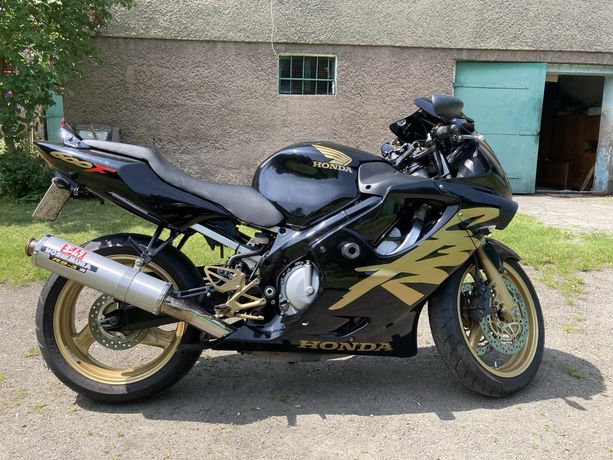 Honda CBR 600 F4 gold