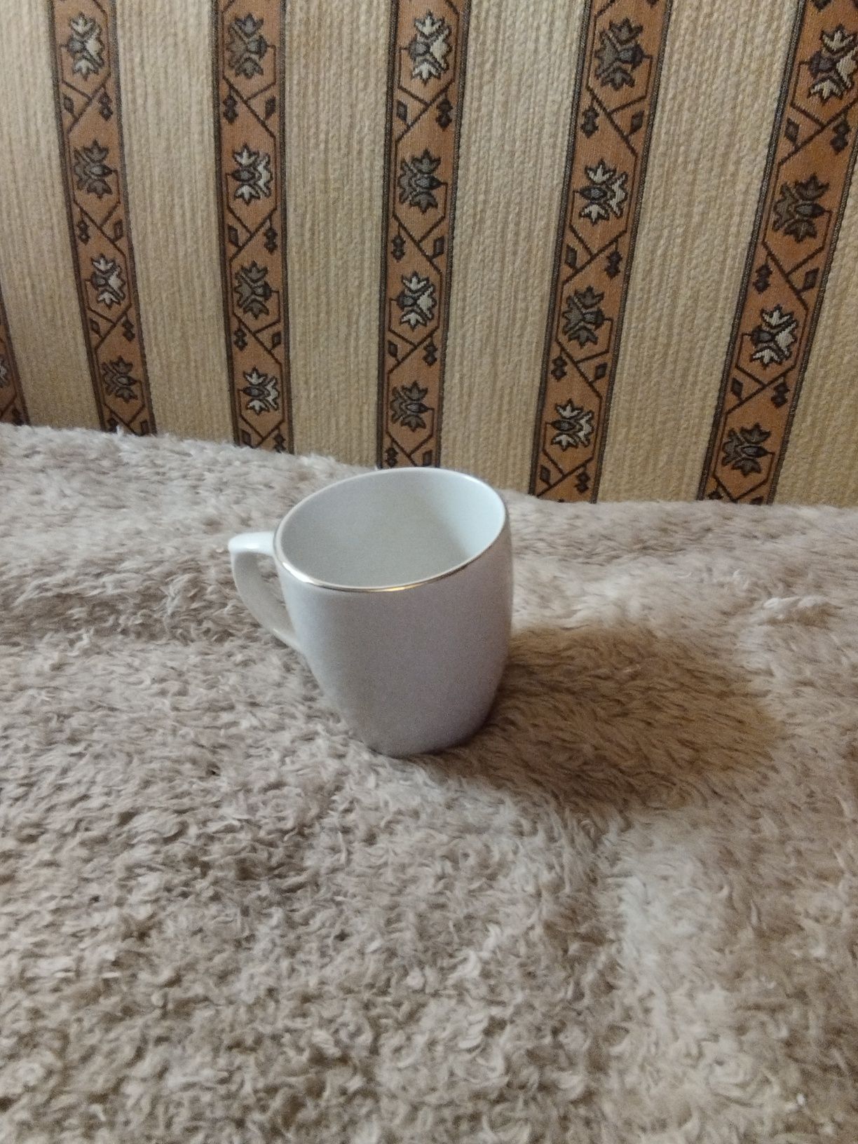 Filiżanka lub kubeczek porcelanowy