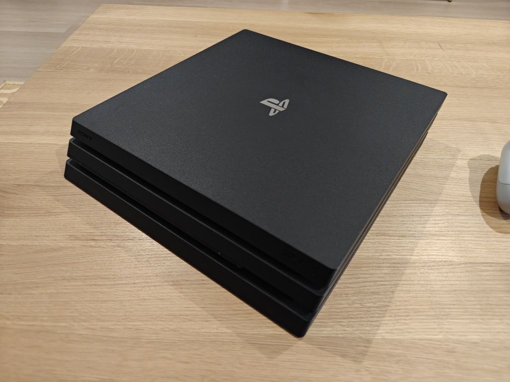 PlayStation 4 Pro 1TB, 2 pady