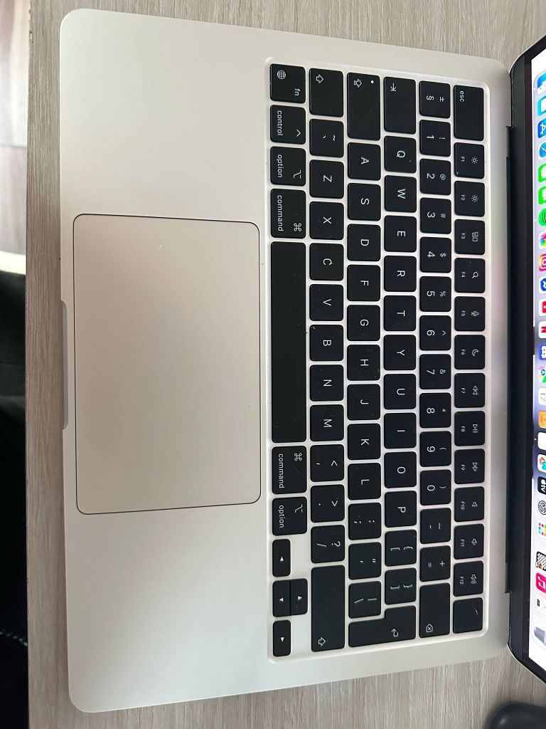Sprzeda. MacBook M2 8 GB