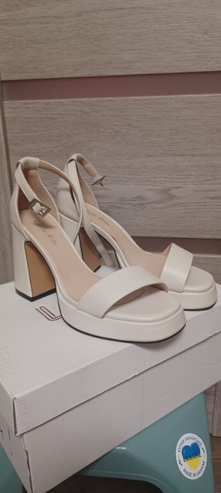 Босоніжки шкіряні