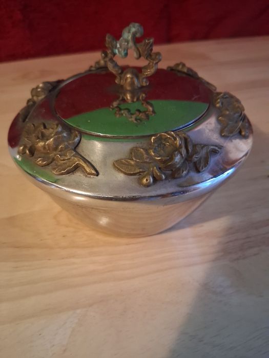 Cukiernica raczej nie srebrna ale pięknie zdobiona ma piękne zdobienie