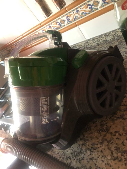 Aspirador sem saco, prático, moderno e versátil