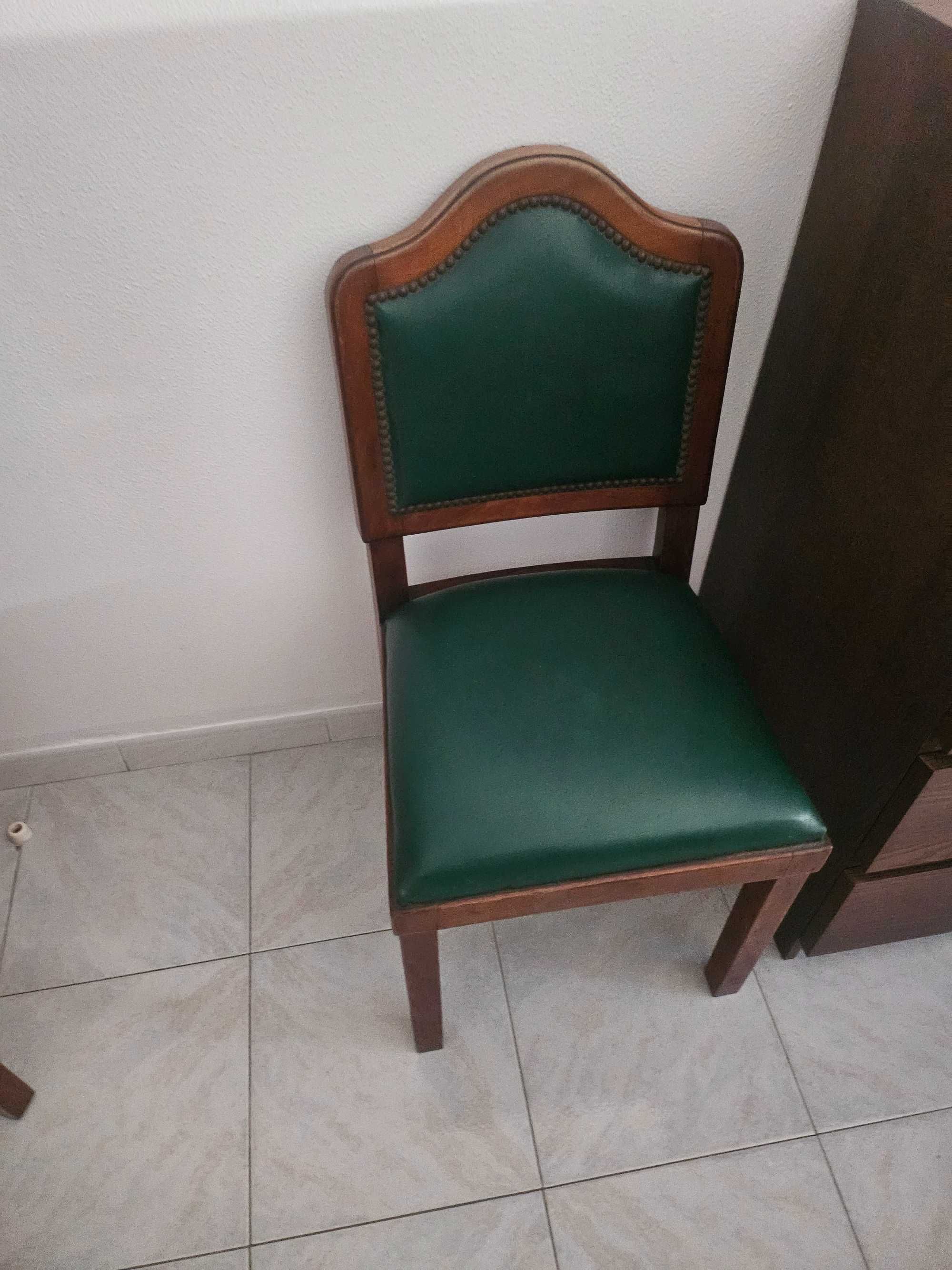 Cadeira antiga para desocupar