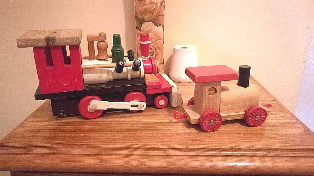 Dwie kolejki drewniane z wagonami - kolorowe drewniane klocki.