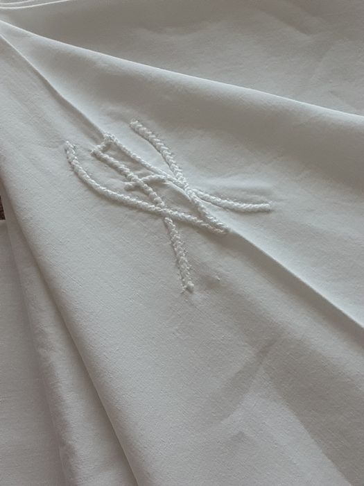 Lençóis brancos em algodão  cama de casal antiga