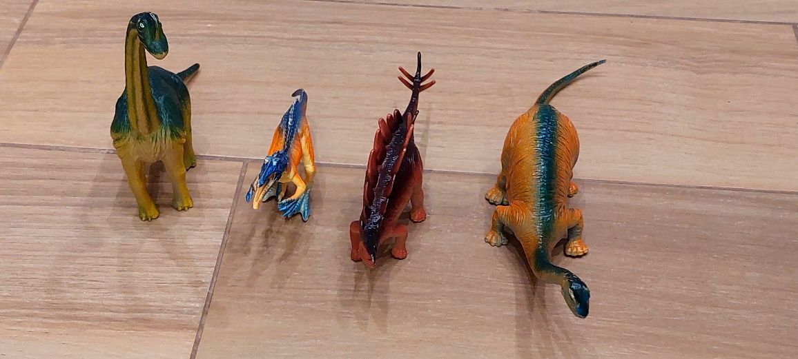 Cztery figurki dinozaurow