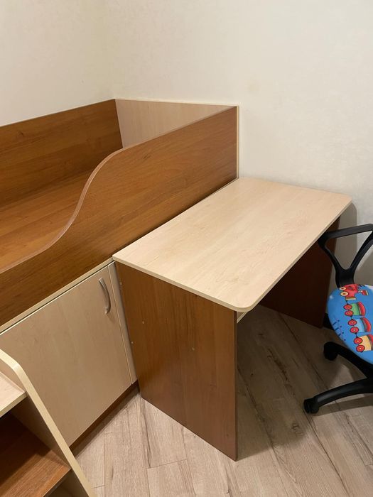 Дитяче ліжко з шафою і столом стан нового
