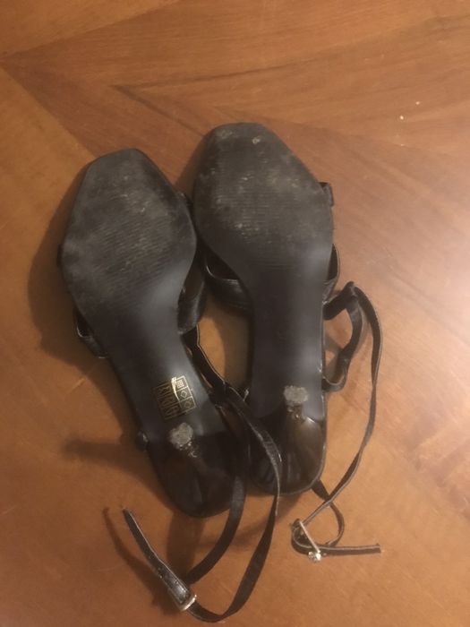 Sapatos pretos novos