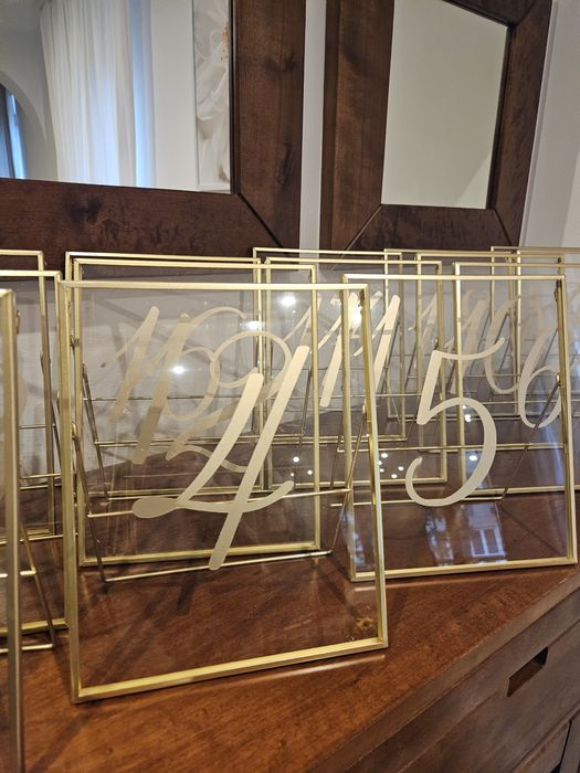 Numery stołów w złotych ramkach (cena za wszystkie)