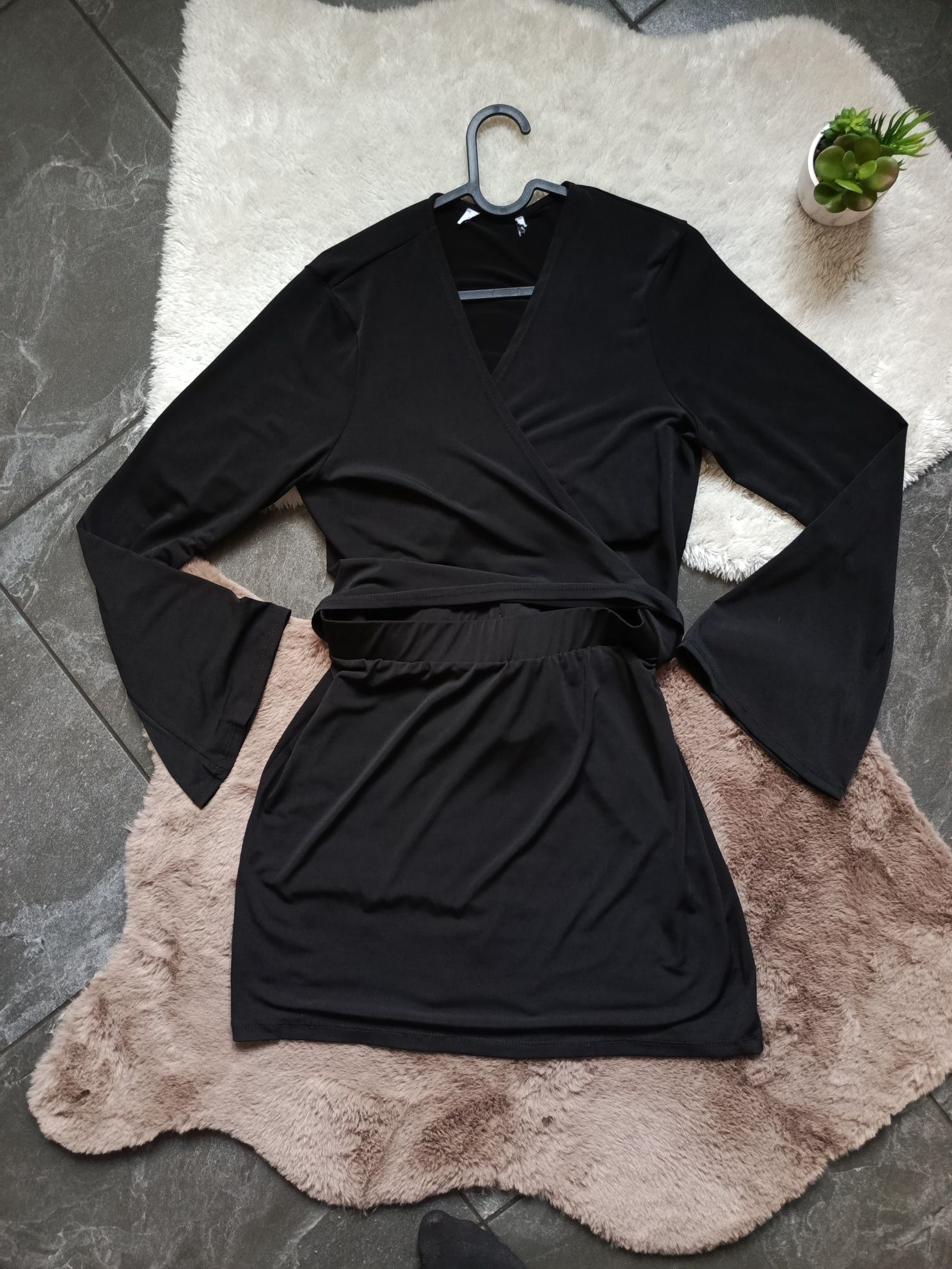 Elegancka czarna sukienka kopertowa "Never Fully Dressed", M/38