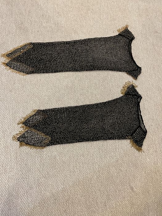 Vestido preto com bolinhas douradas