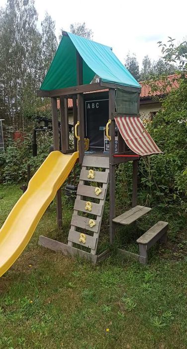 Domek drewniany ze zjeżdżalnią.