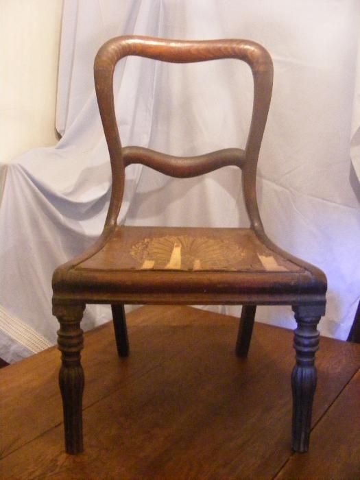 cadeira em madeira de pernas curtas para "costurar"