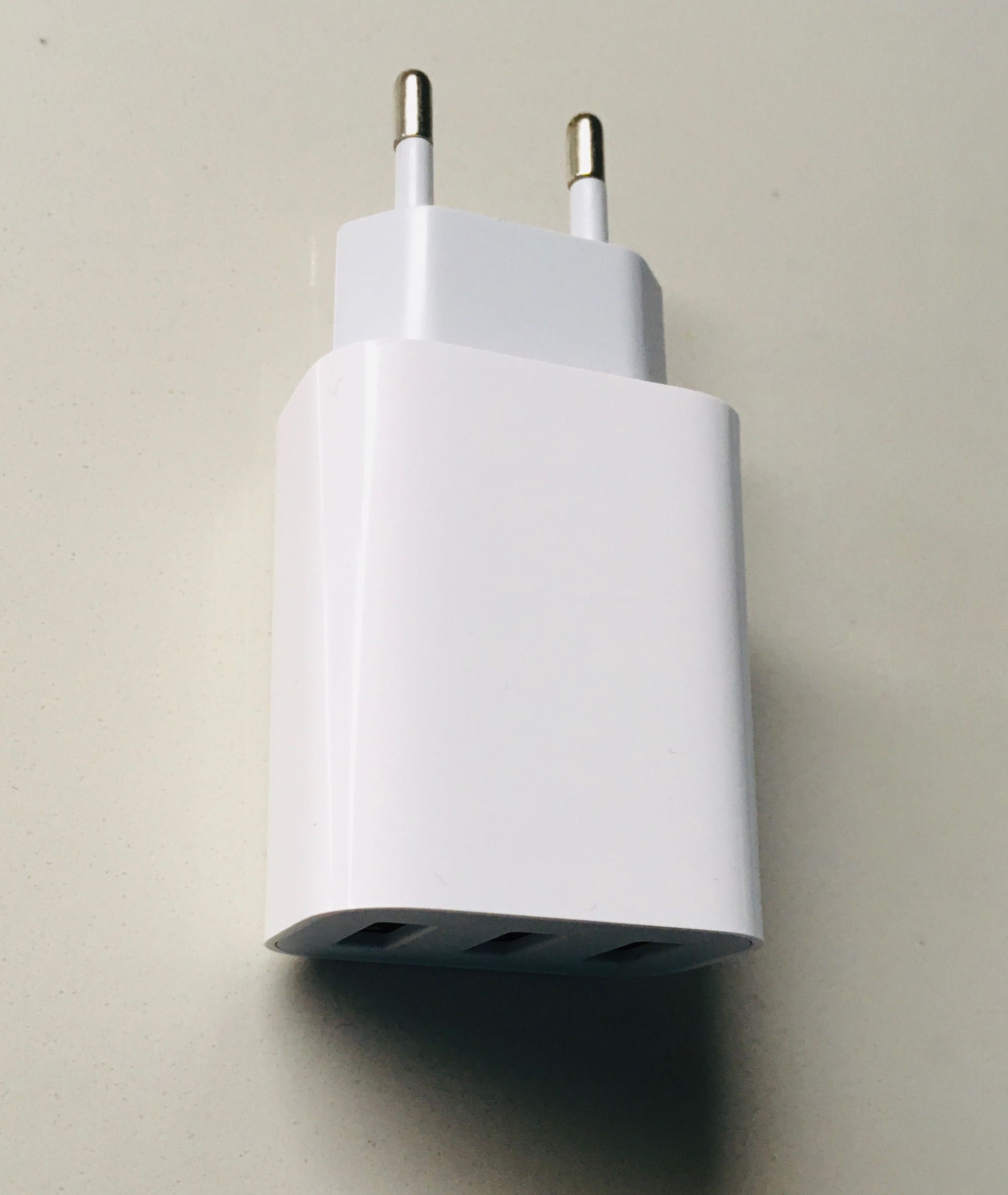 Ficha carregador com 3 portas USB (novo)