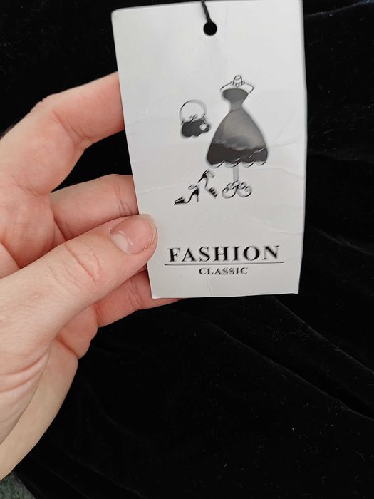 Suknia w stylu Audrey Hepburn – czarna, aksamitna, z długimi rękawami,