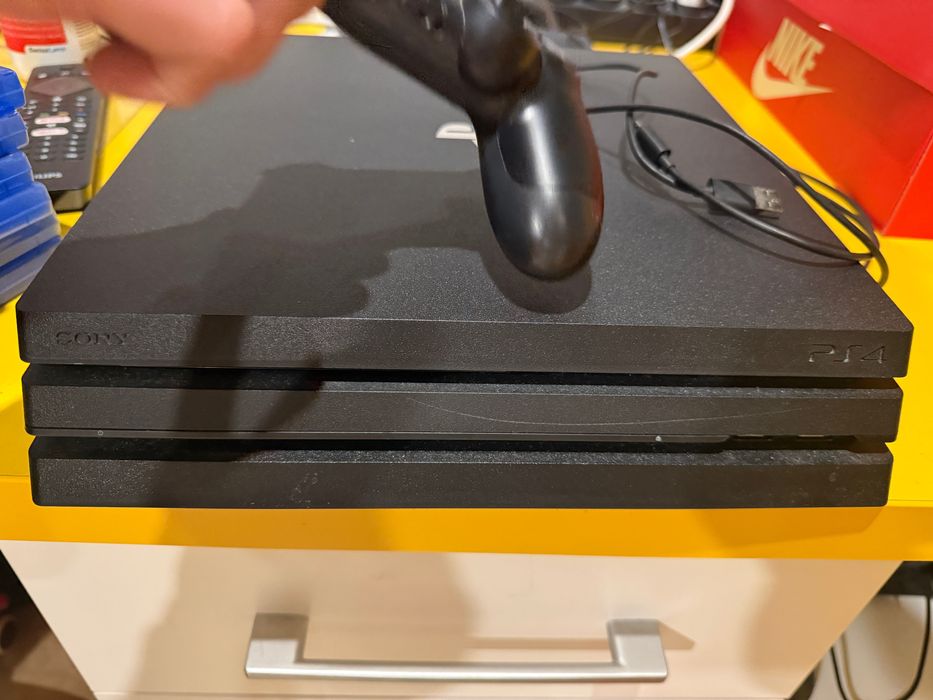 PS4 pro w stanie bardzo dobrym- cały zestaw