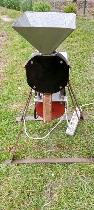 Мельница для получения муки цельнозернового помола из пшеницы, гречки