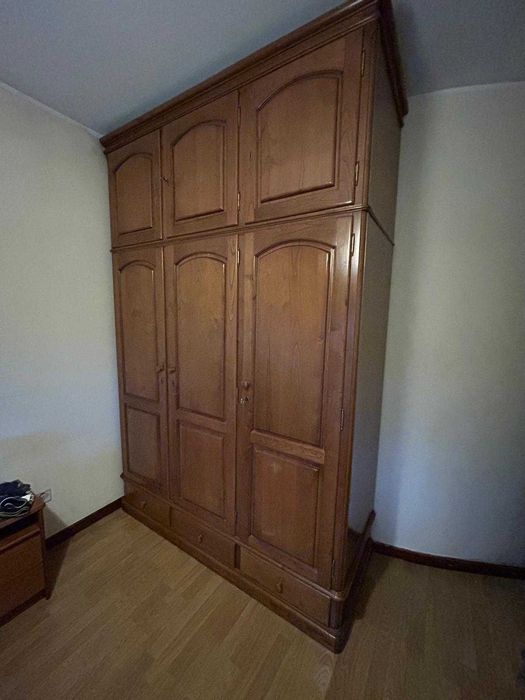 roupeiro em pinho e em bom estado c/ bastante arrumação