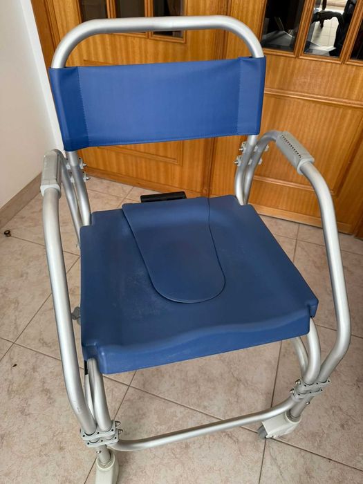 Cadeira de higiene com bacio próprio