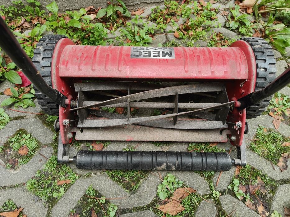 Wrocław. Ręczna kosiarka wrzecionowa Meec Tools