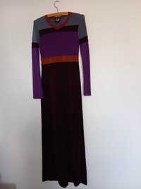 Długa, stylowa sukienka z rozszerzanymi rękawami