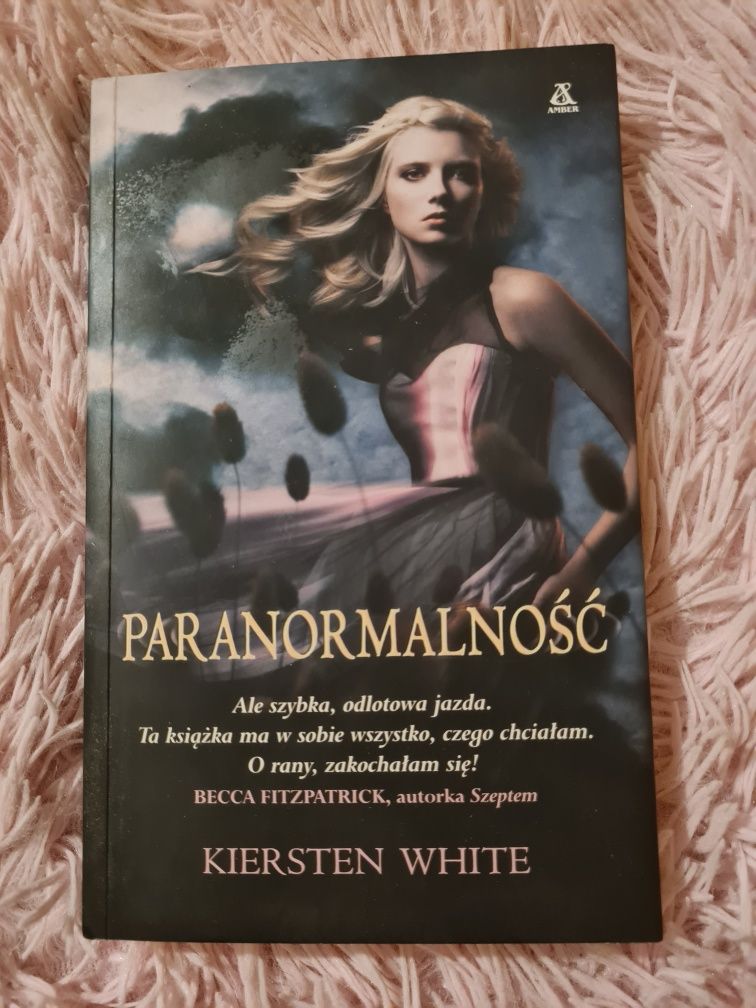 "Paranormalność" Kiersten White