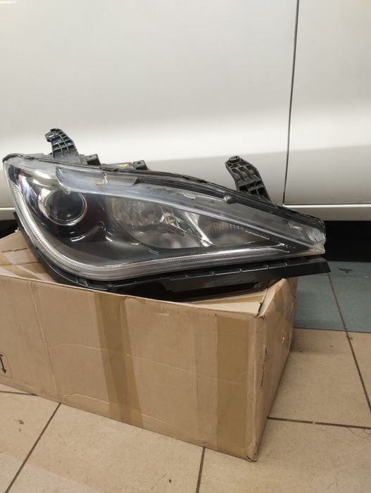 Chrysler Pacyfica prawa lampa