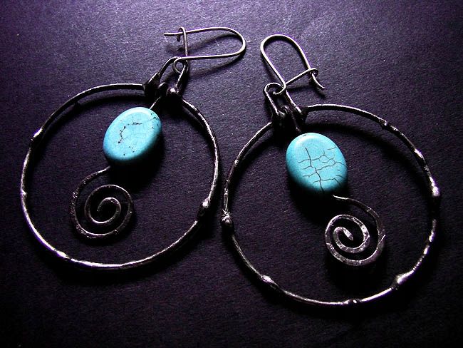 Koła z howlitem turkusowym - autorskie kolczyki witrażowe