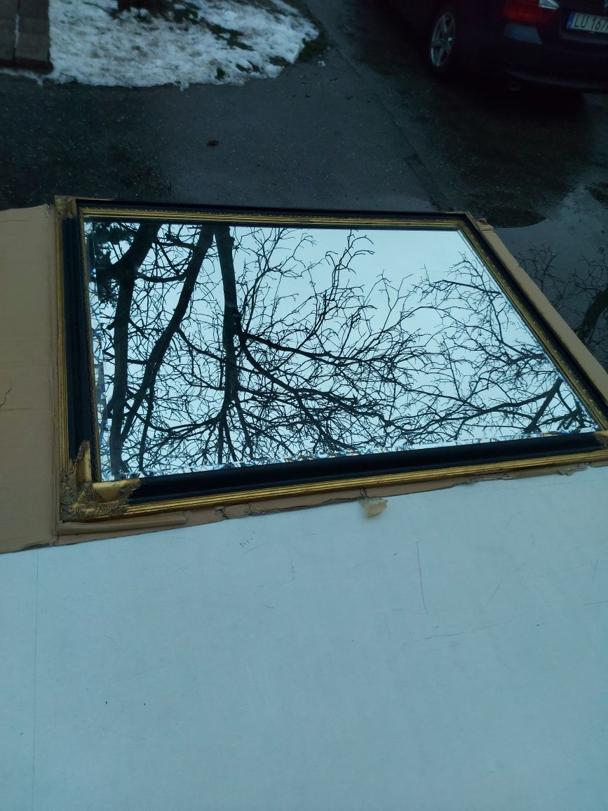 Lustro w pięknej starej drewnianej ramie