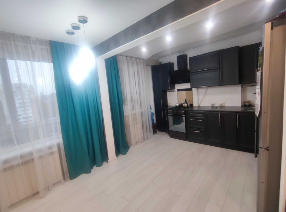 Продаж затишної  трикімнатної квартири в центрі міста.