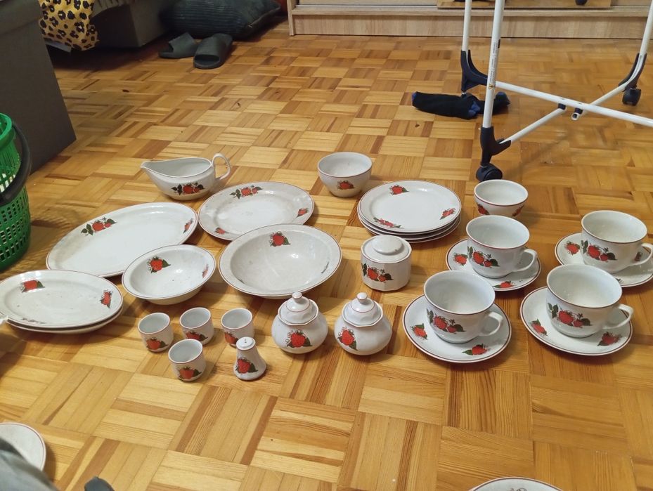 Zestaw w truskawki Lubiana PRL 29 sztuk