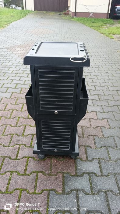 Wózek fryzjerski w dobrym stanie używany mniej jak rok