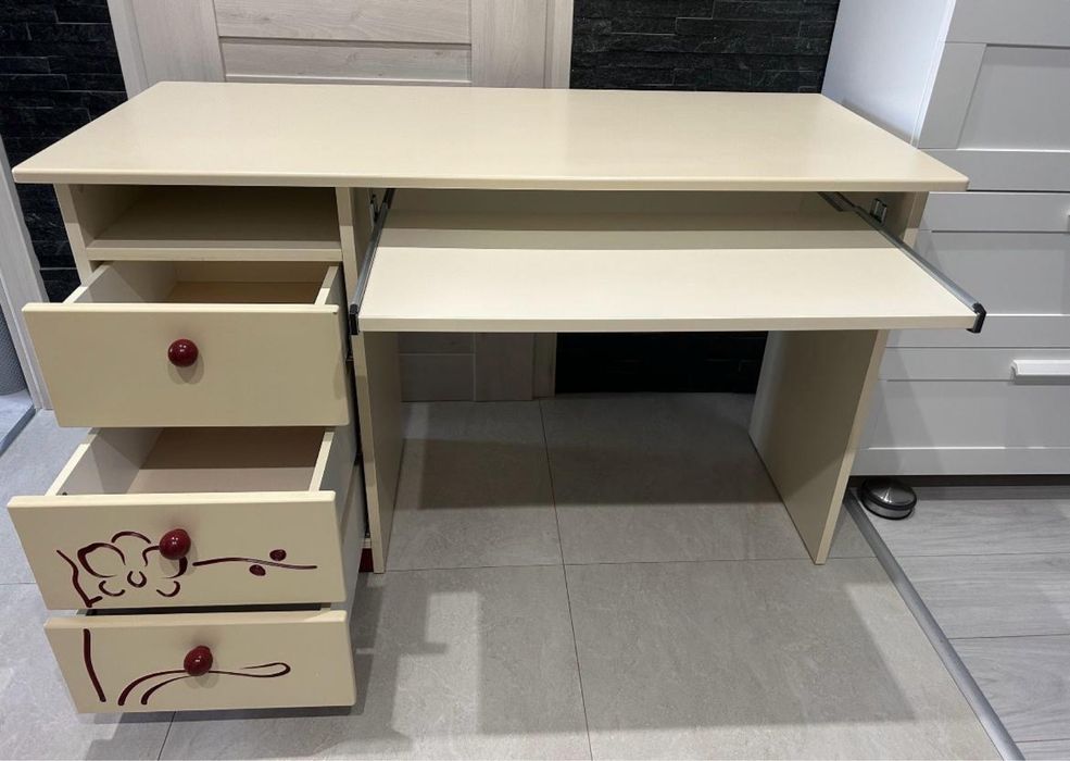 Biurko firmy MEBLIK drewno lakierowane