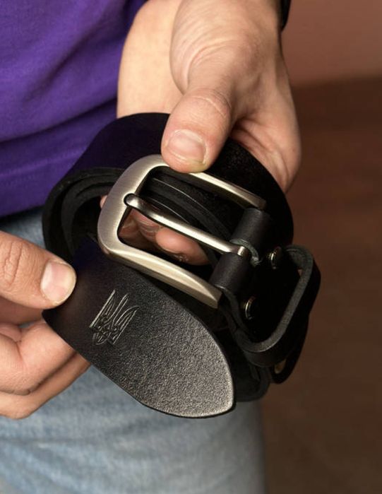 Шкіряні ремінь і обкладинка з тризубом