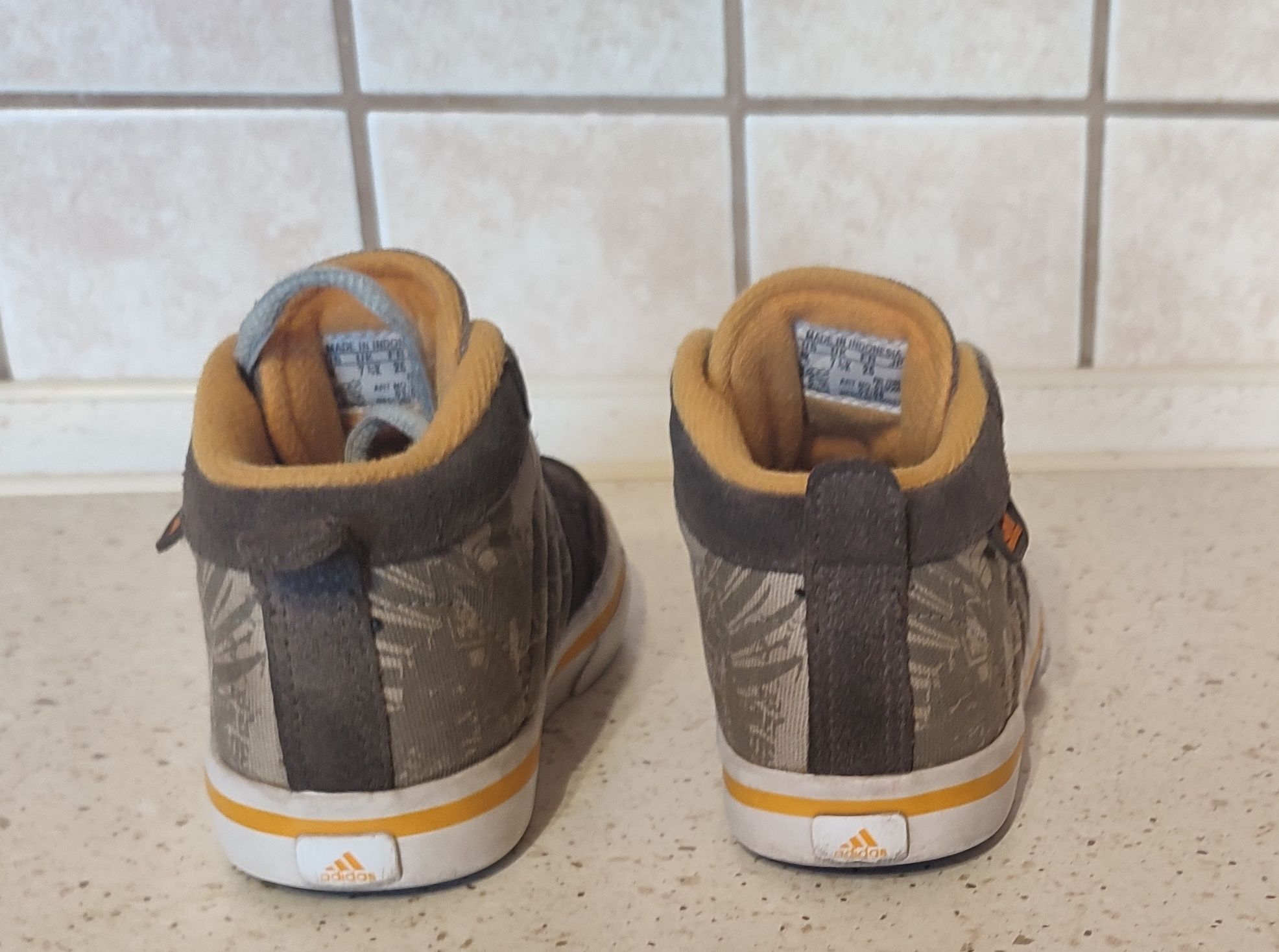 Buty chłopięce firmy Adidas rozmiar 25