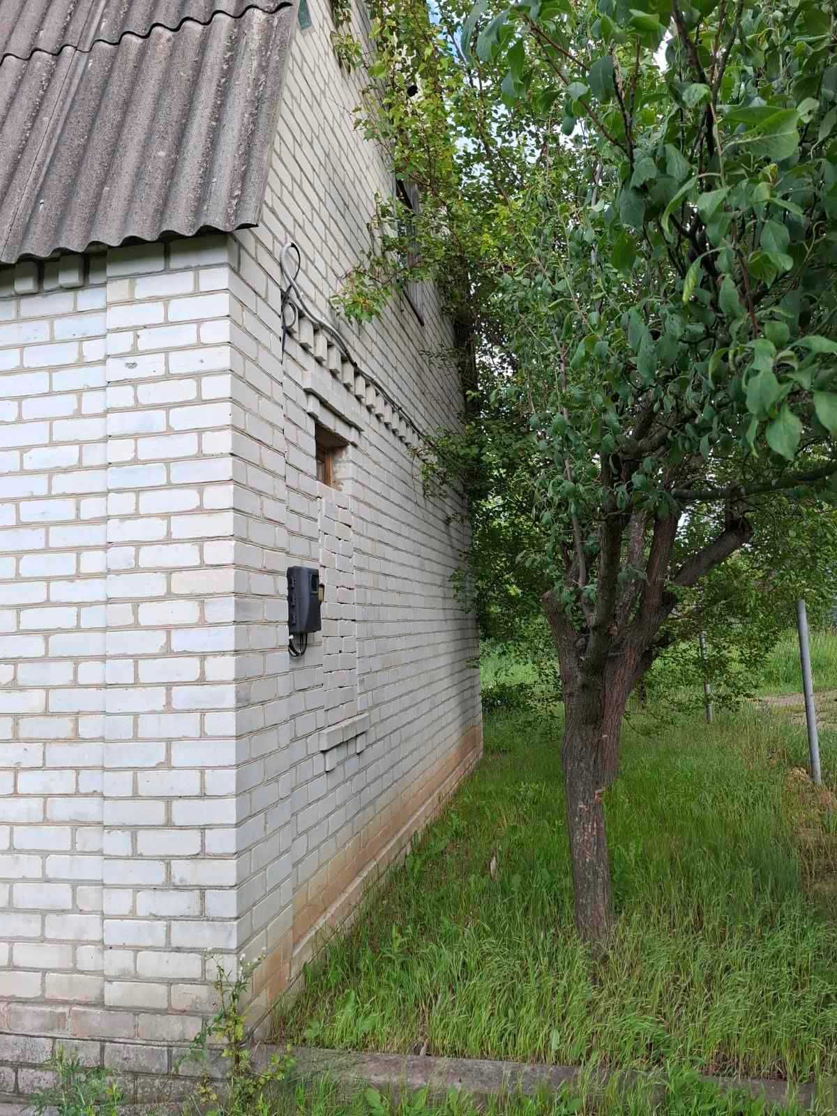 В Люботине продам кирпичную дачу
