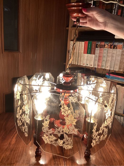 Stylowy żyrandol drewno szkło mosiądz