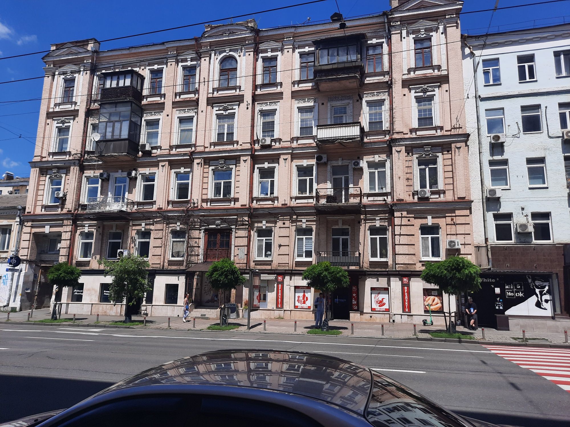Продажа фасадного помещения 123 м² с арендаторами — инвестиция с доход