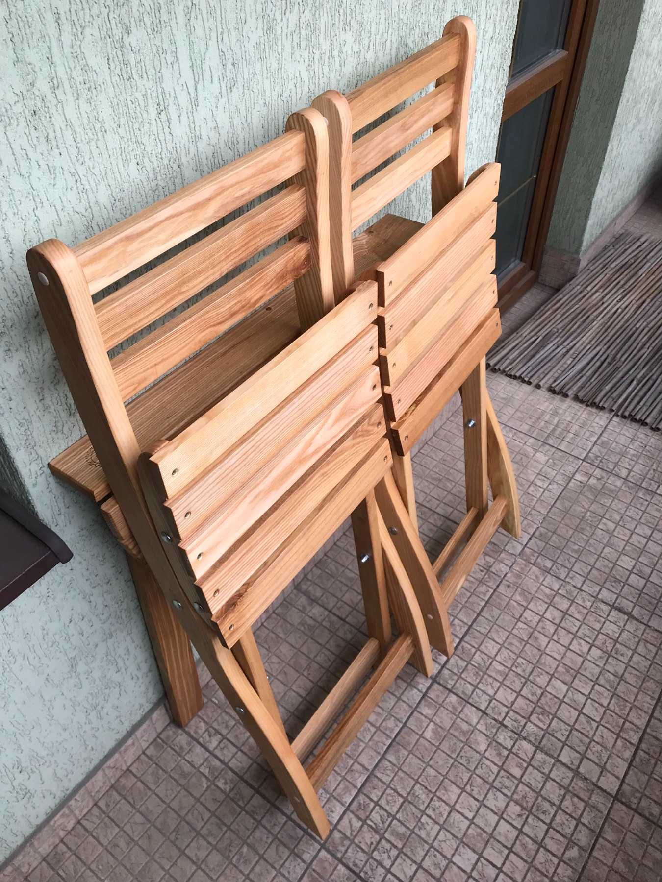 Садовий стіл та стільці.