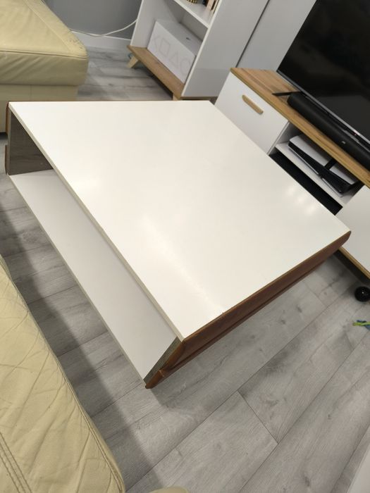 Biały stolik kawowy