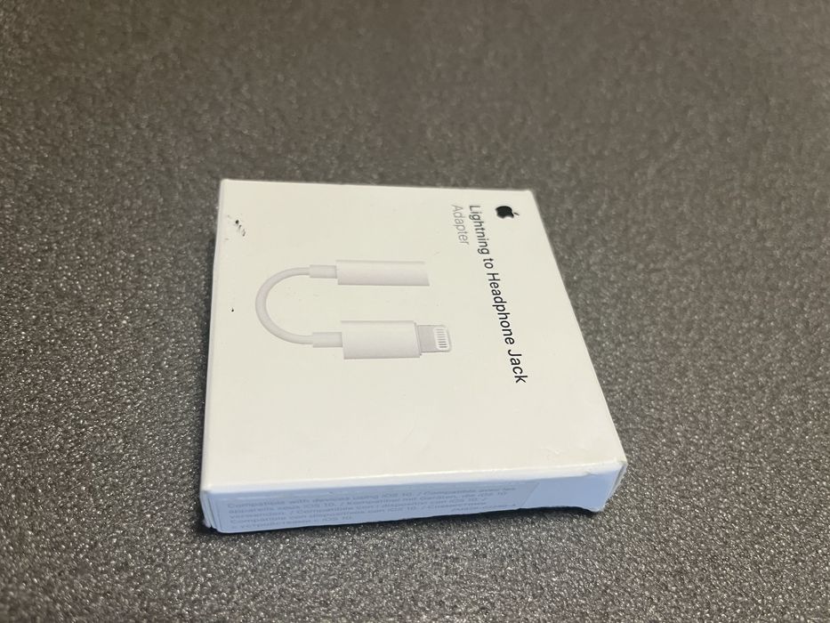 Apple headphone jack adapter