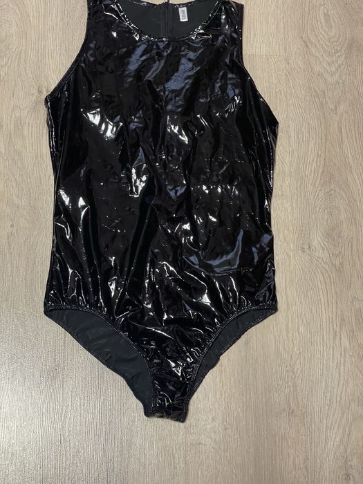 Чоловічий лаковий боді