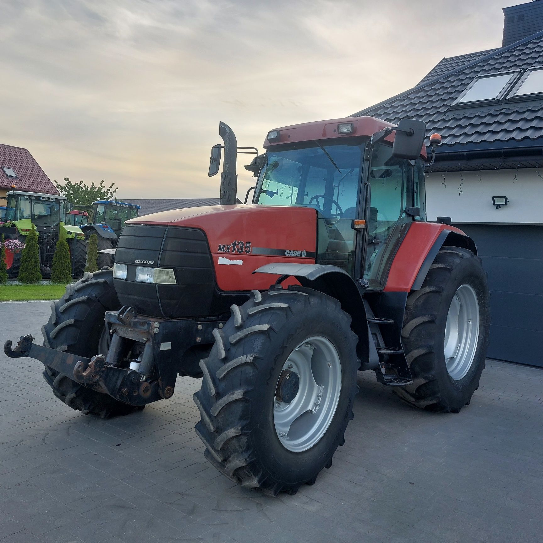 Case MX 135 z tuzem